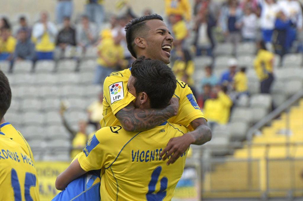&nbsp;Jonathan Viera celebra el primer gol de la Ud Las Palmas.