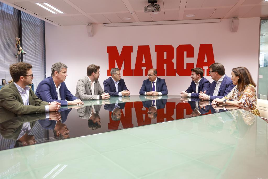 Los organizadores del Sports Summit Madrid posan durante su visita a MARCA.
