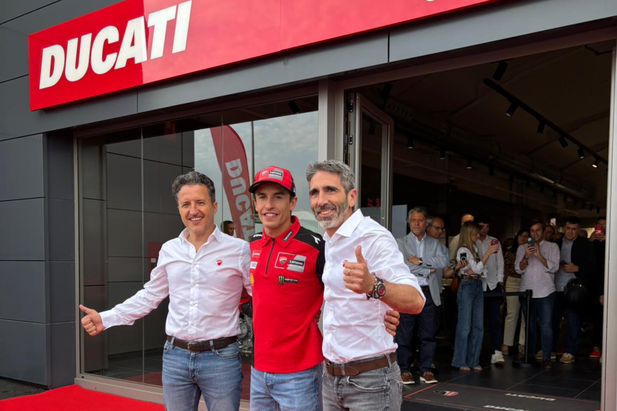 Marc Márquez, en el concesionario.