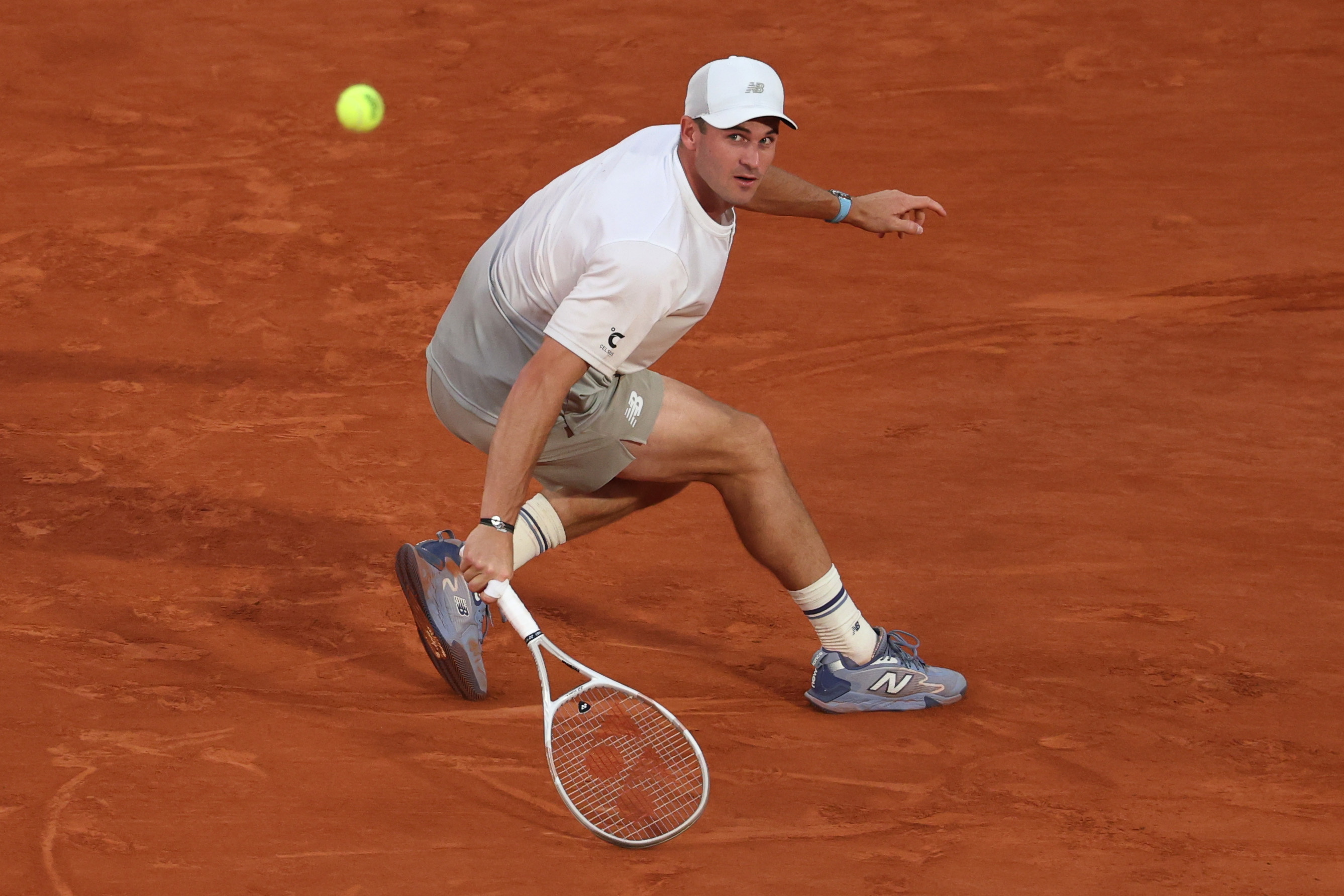 Paul intenta devolver una pelota.