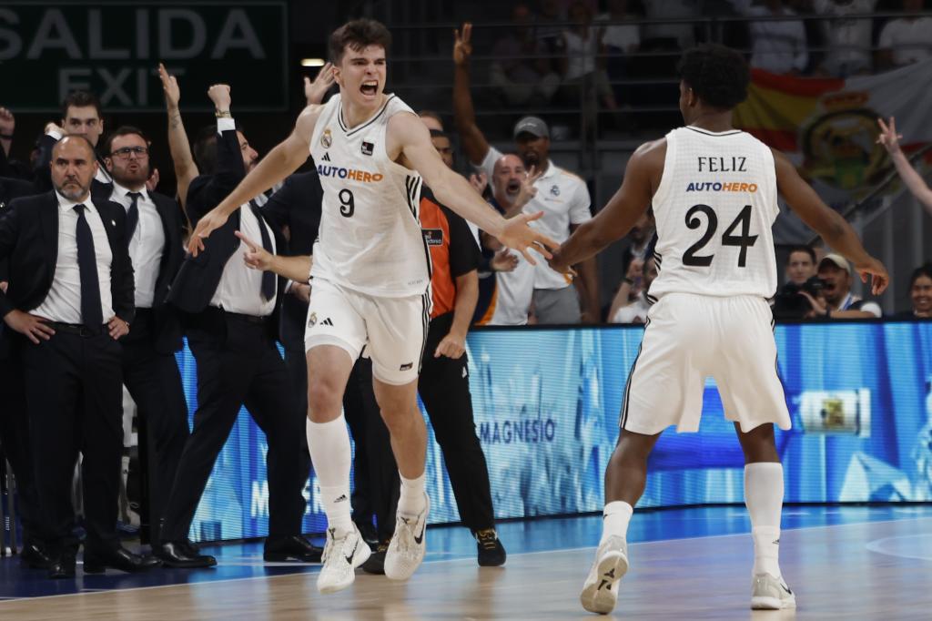 Hugo González célèbre un triple avec Andrés heureux.