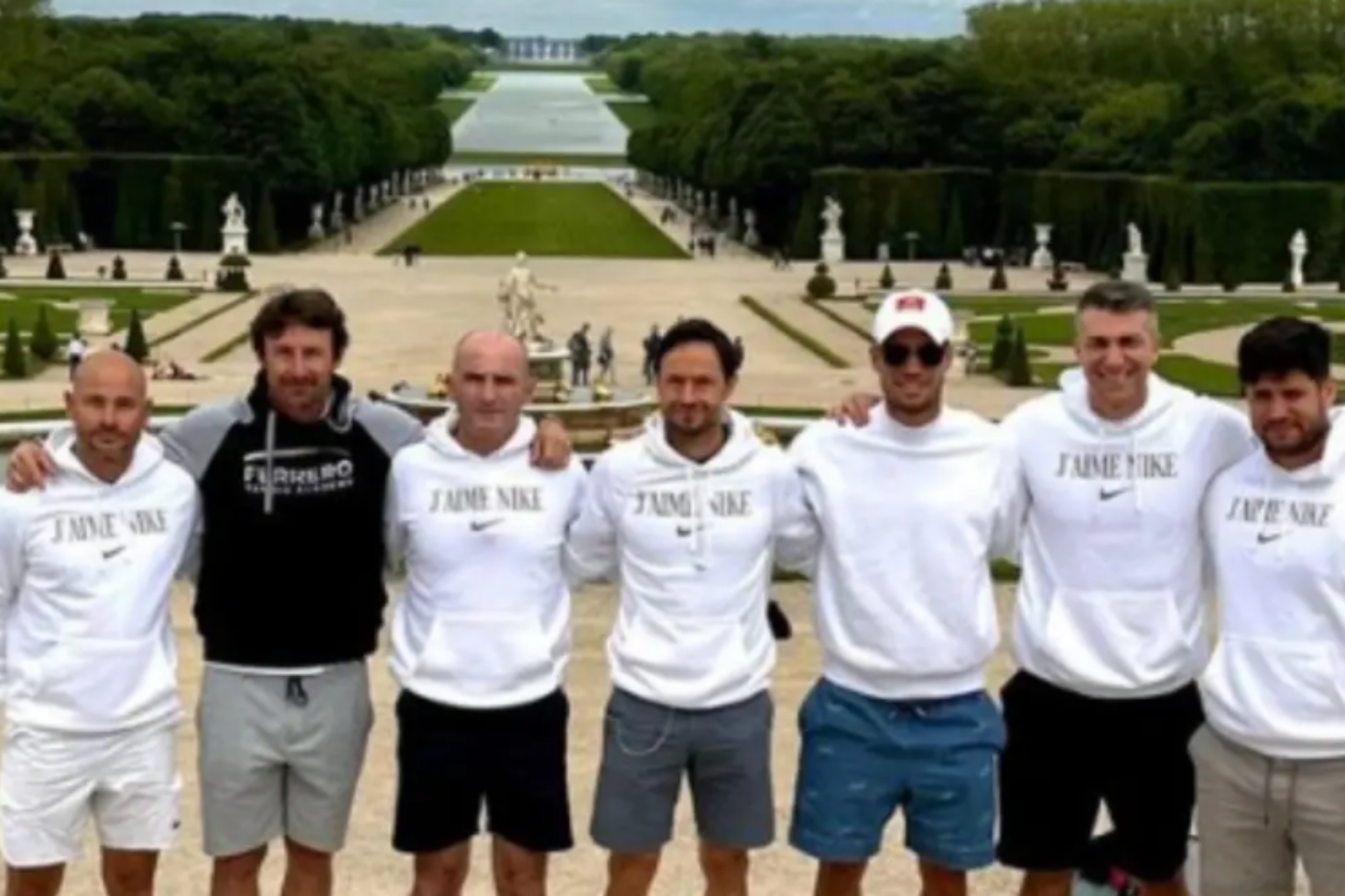 Alcaraz y su equipo, en el Palacio de Versalles de París.