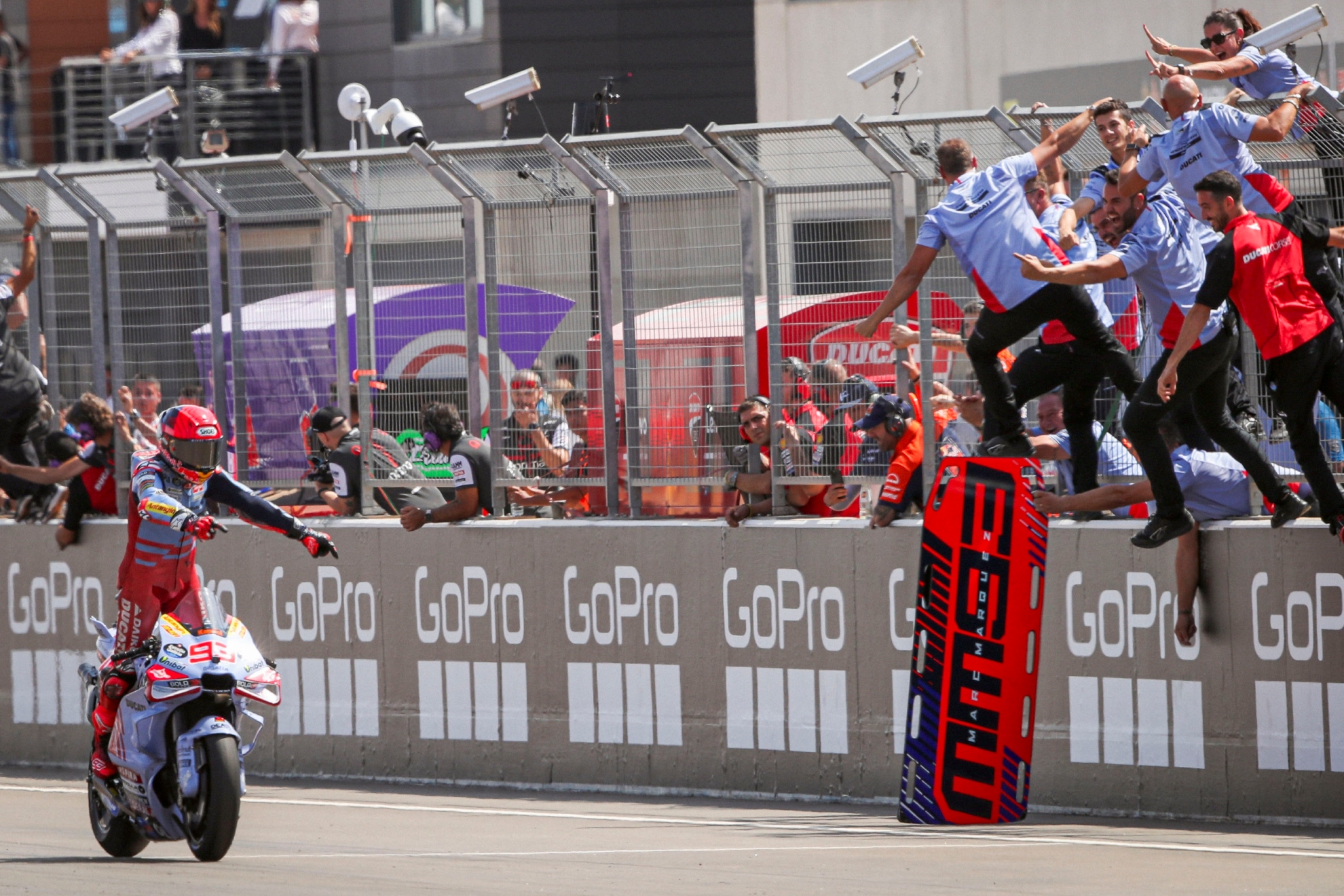 Marc Márquez cruzando la línea de meta en el GP de Aragón 2024 de la MotoGP.