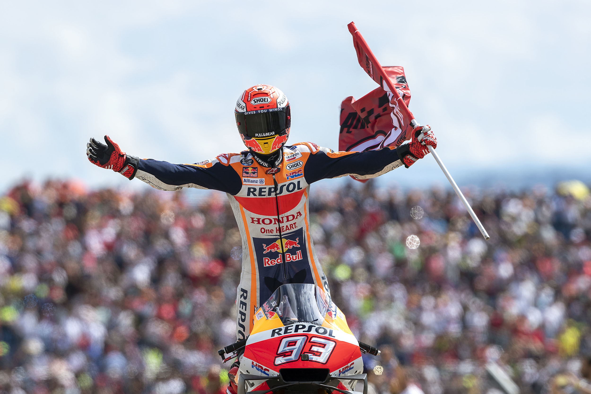 Marc Márquez celebrando su victoria en 2019 en Aragón.