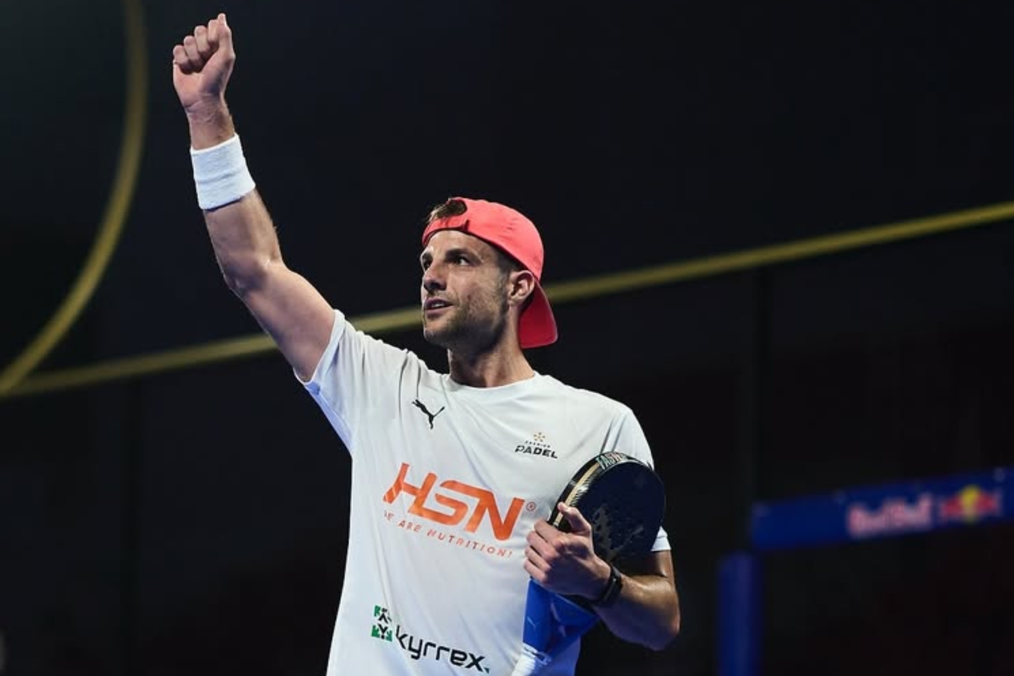 Momo saluda al público.