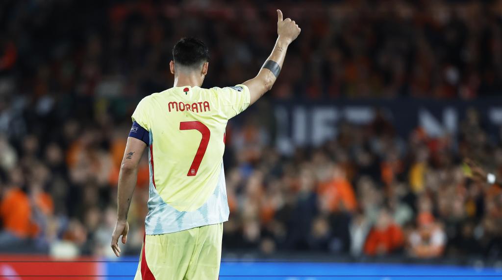 ESTADIO FEYERNOORD STADIUM DE KUIP PARTIDO IDA CUARTOS NATIONS LEAGUE HOLANDA-ESPAÑA, PULGAR ARRIBA