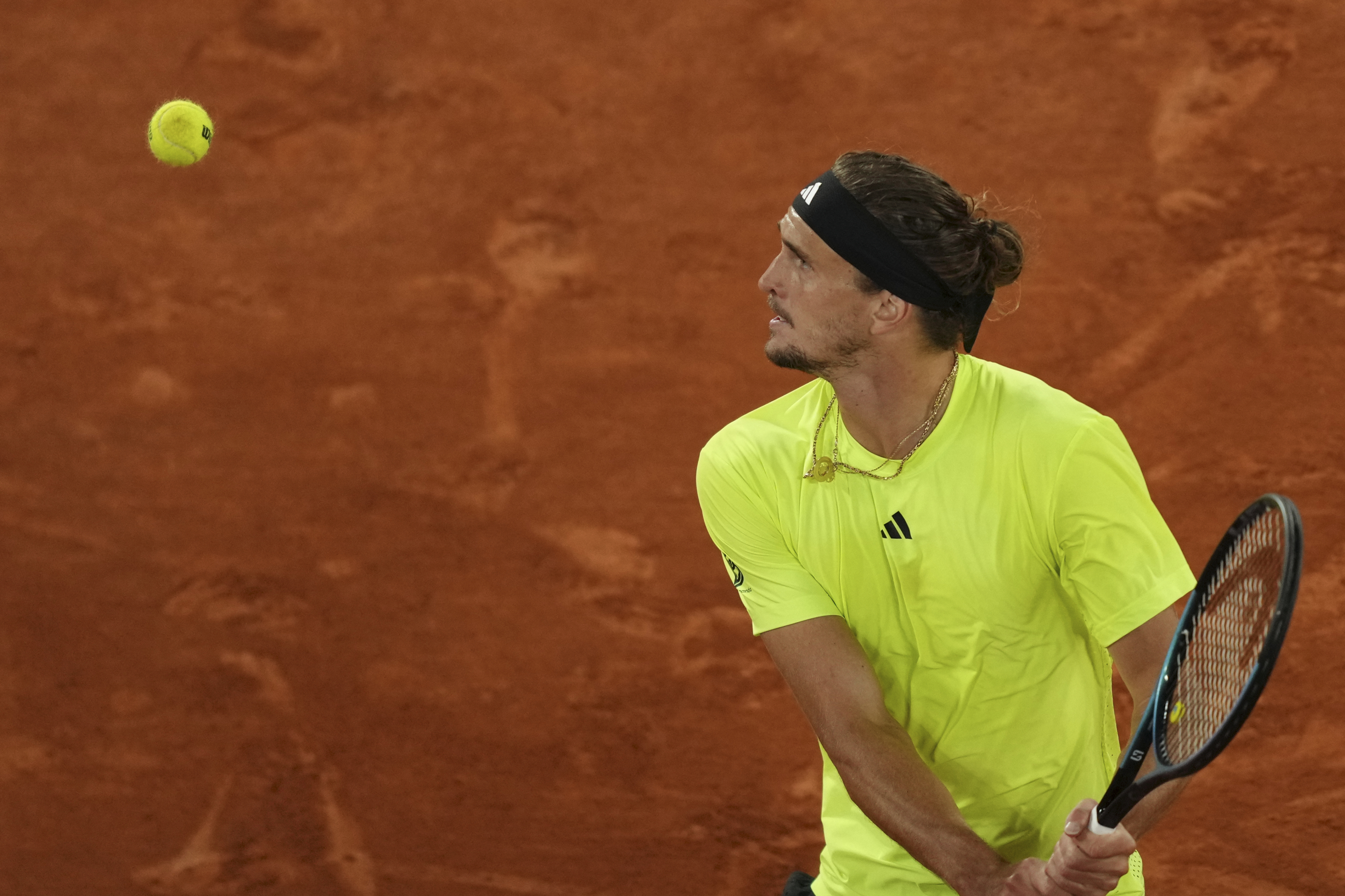 Zverev se prepara para pegarle a la pelota.