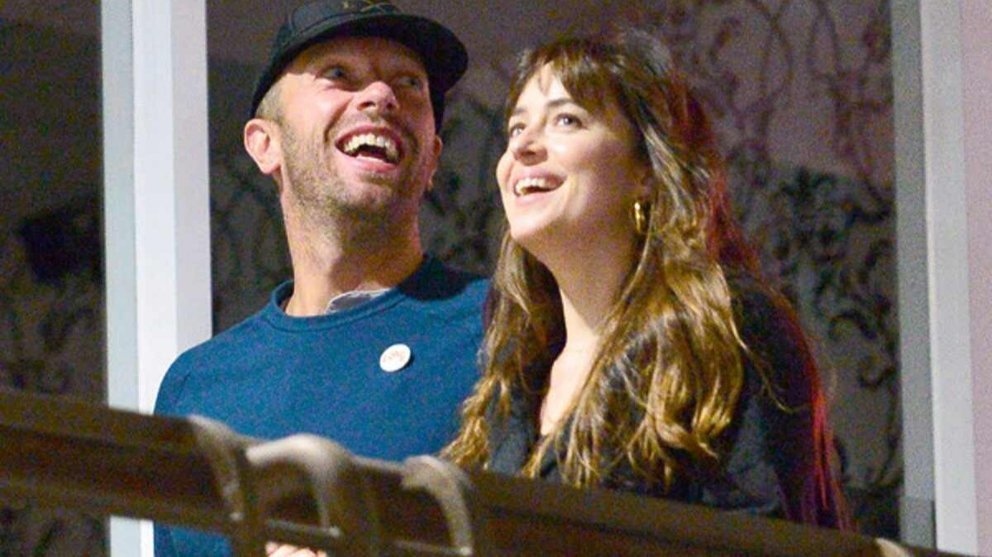 Chris Ramos y Dakota Johnson