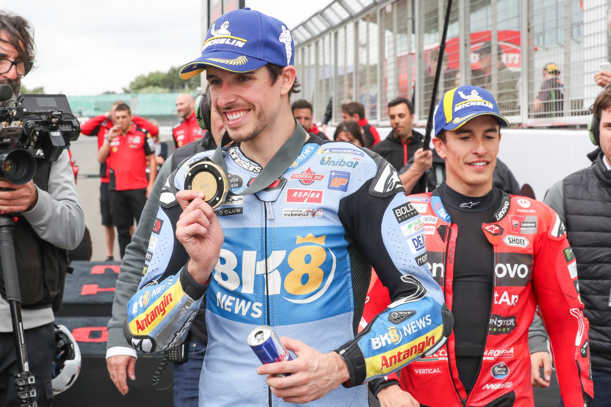 Álex Márquez, tras ganar el Sprint de Silverstone, con Marc.