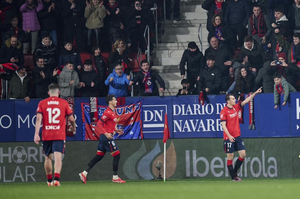 Prima di Budimir Dona a Legends the Shirt con cui ha fatto la storia con Osasuna Prima di Budimir Dona a Legends the Shirt con cui ha fatto la storia con Osasuna