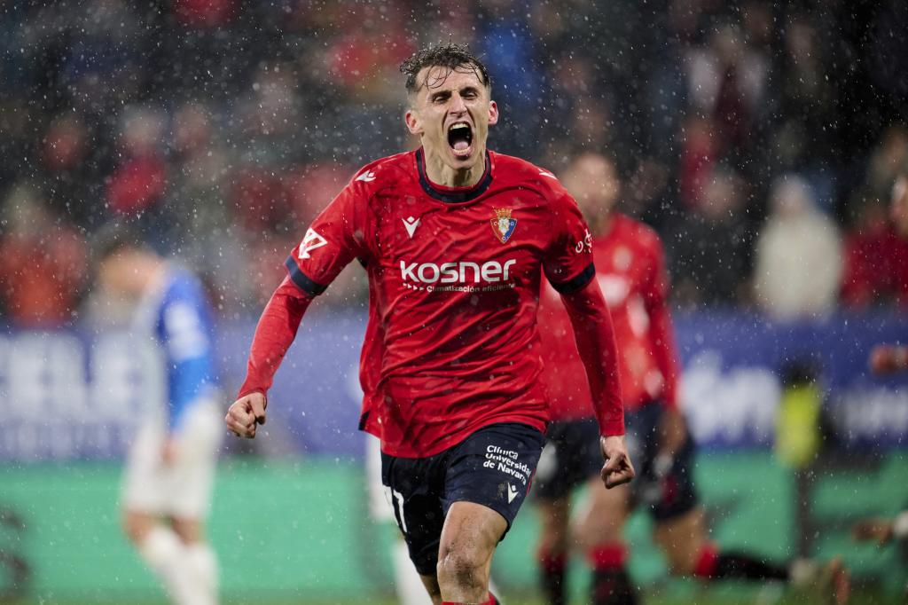 El delantero croata celebrando un tanto con Osasuna
