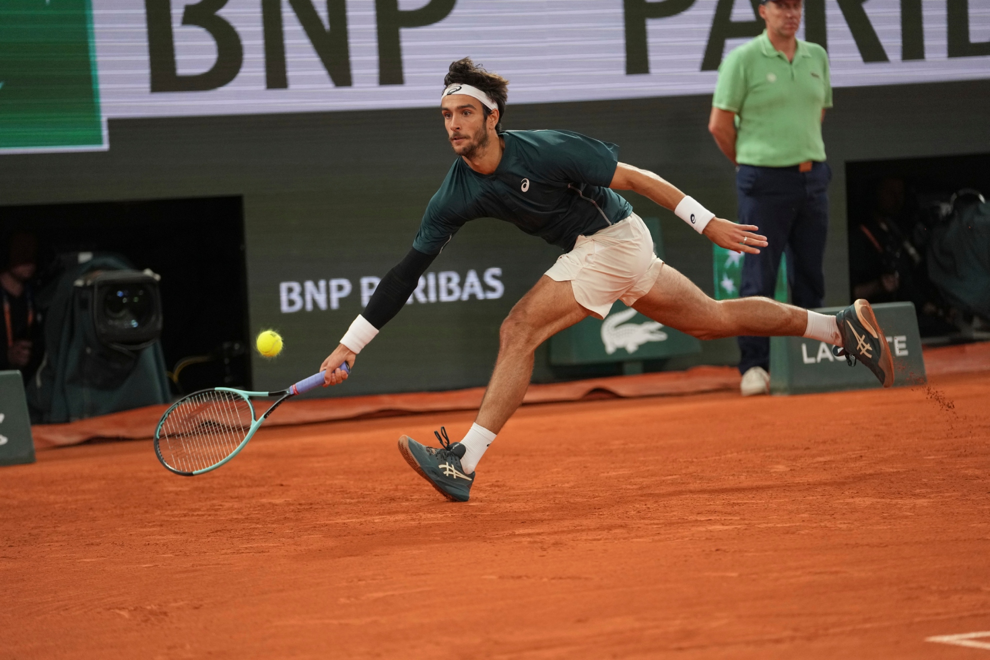 Musetti corre para llegar a una pelota.