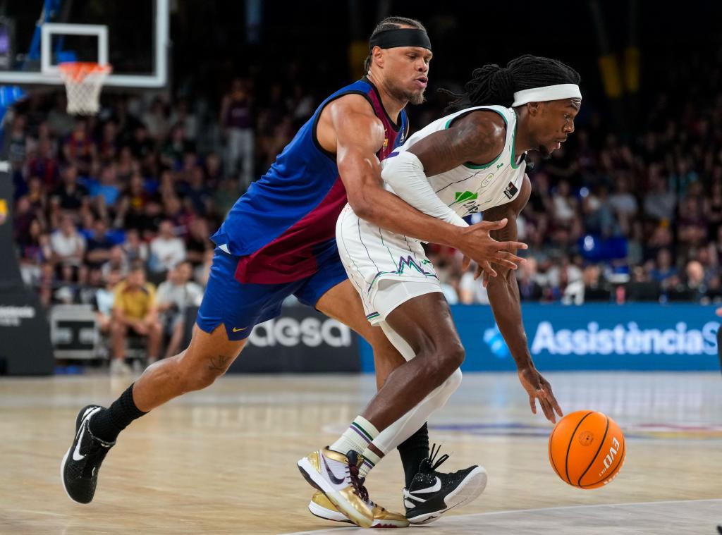 Kendrick Perry tries to escape from Justin Anderson's defense.