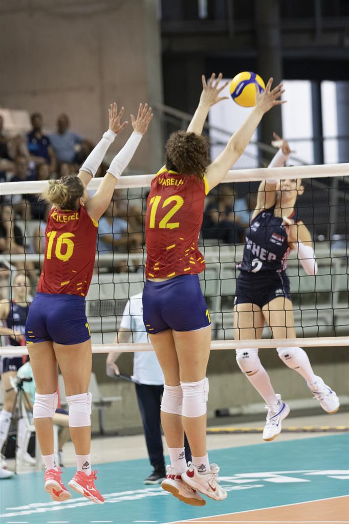 Maria Schlegel bloquant avec Lucía Varela en Espagne - Croatie qui a été jouée dans le Pedro Ferrándiz de Alicante dans la Golden European League 2025