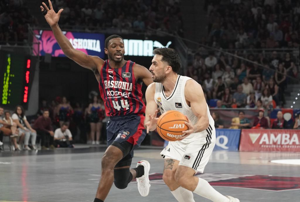 Facundo Camparazzo escapes Kamar Baldwin.
