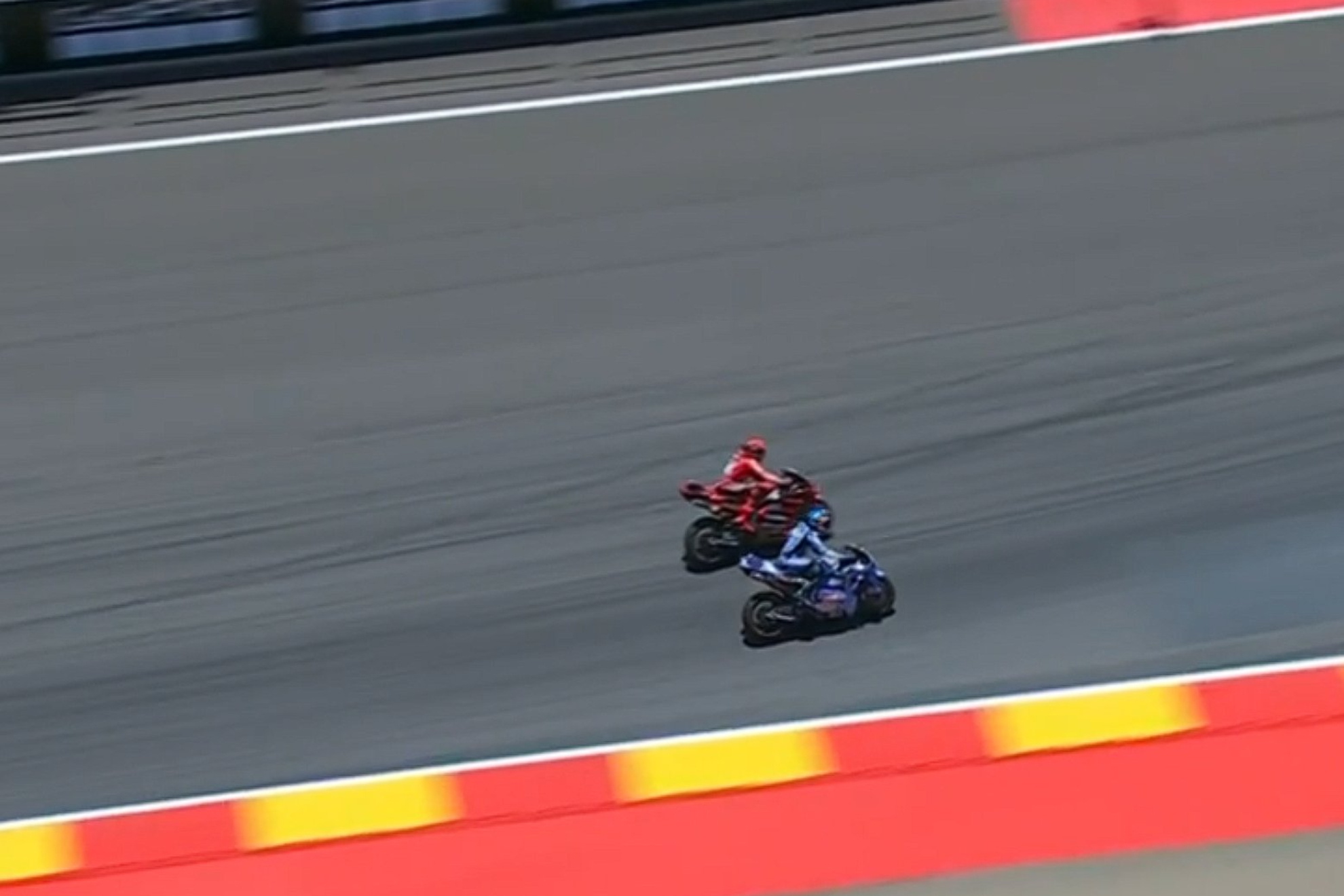 Marc Márquez pasa a su hermano.
