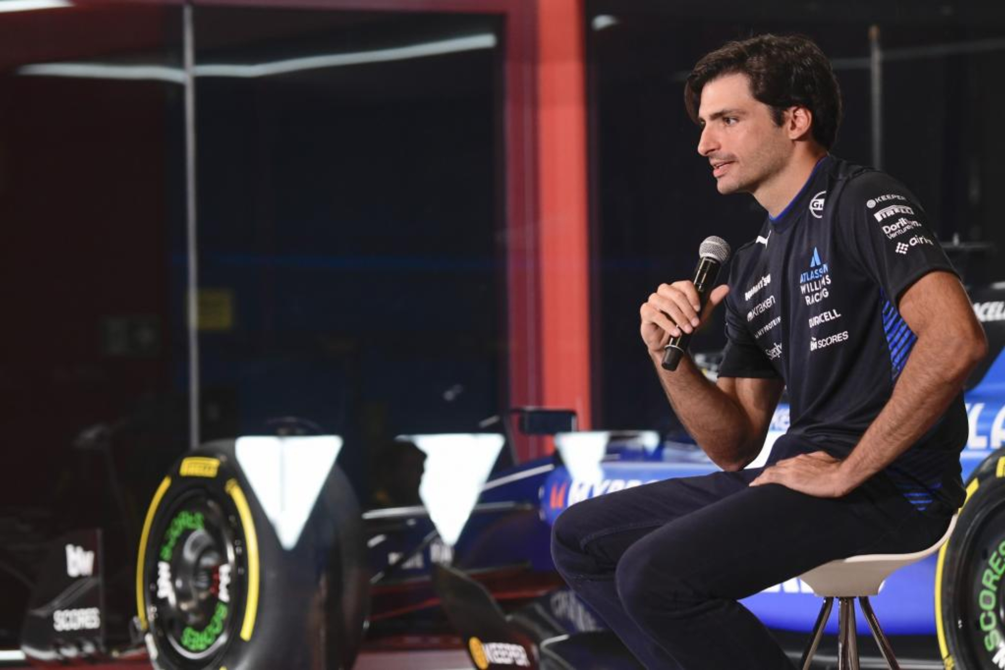 Sainz, con su Williams de fondo.