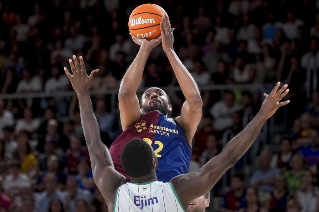 Les avant-toits de Barça Jabari Parker (ci-dessus) jettent un panier contre Melvin Ejim, Unicaja.