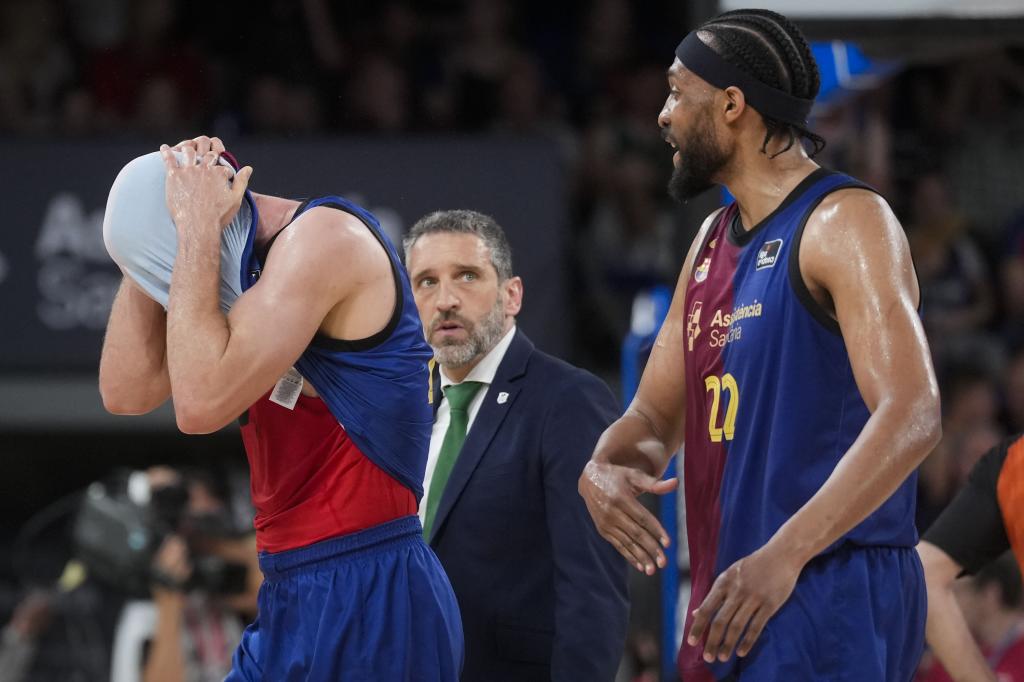 Le Barça est à l'abri de Joel Parra avec Jabari Parker et Ibon Navarro lors du deuxième match.