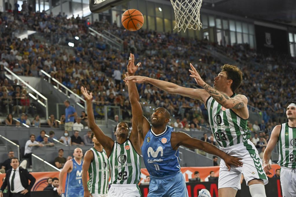 Jayson Granger entering the basket