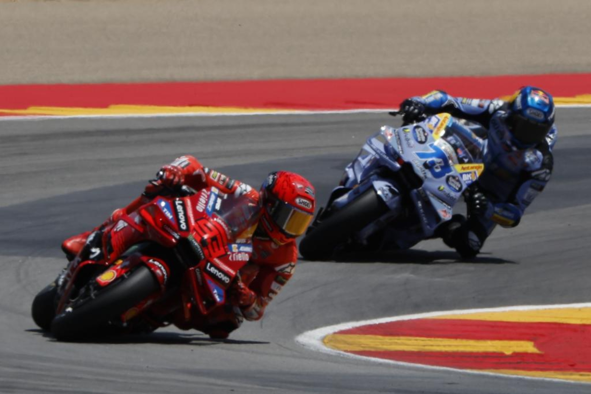 Marc Márquez, delante de Álex en Aragón.