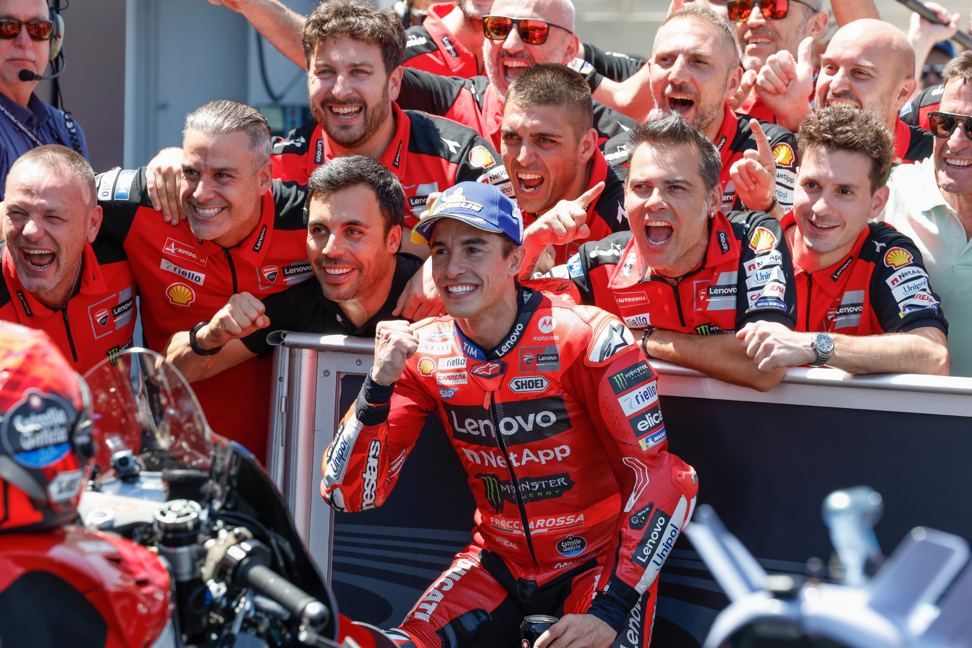 Marc Márquez celebra su victoria en el GP de Aragón.