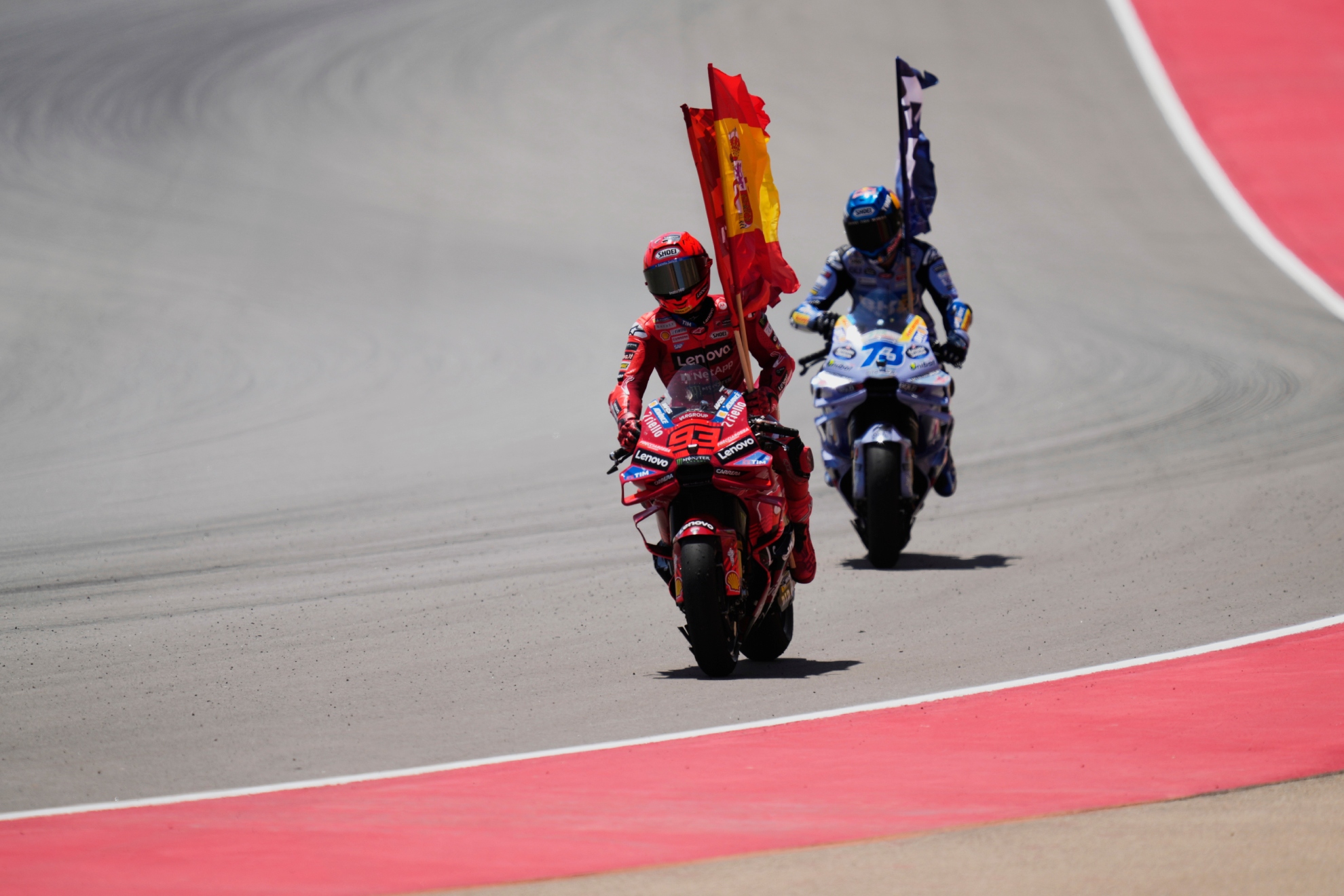 Marc y Álex Márquez, celebrando el '1-2' en Aragón.