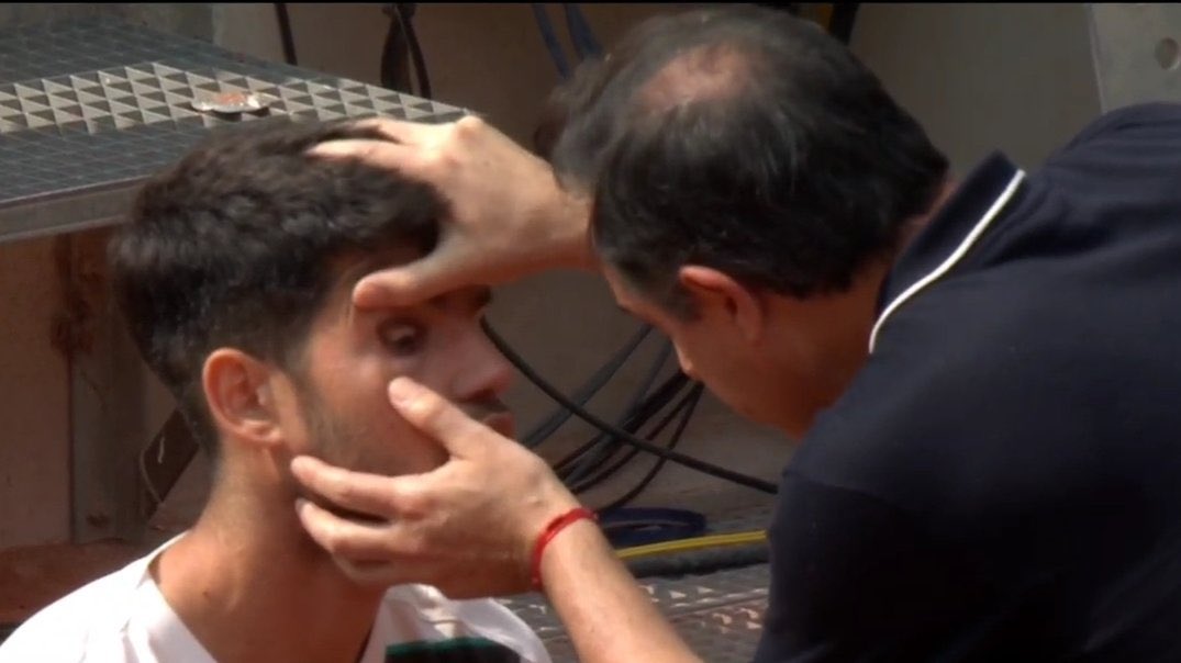 Alcaraz siendo atendido del ojo.