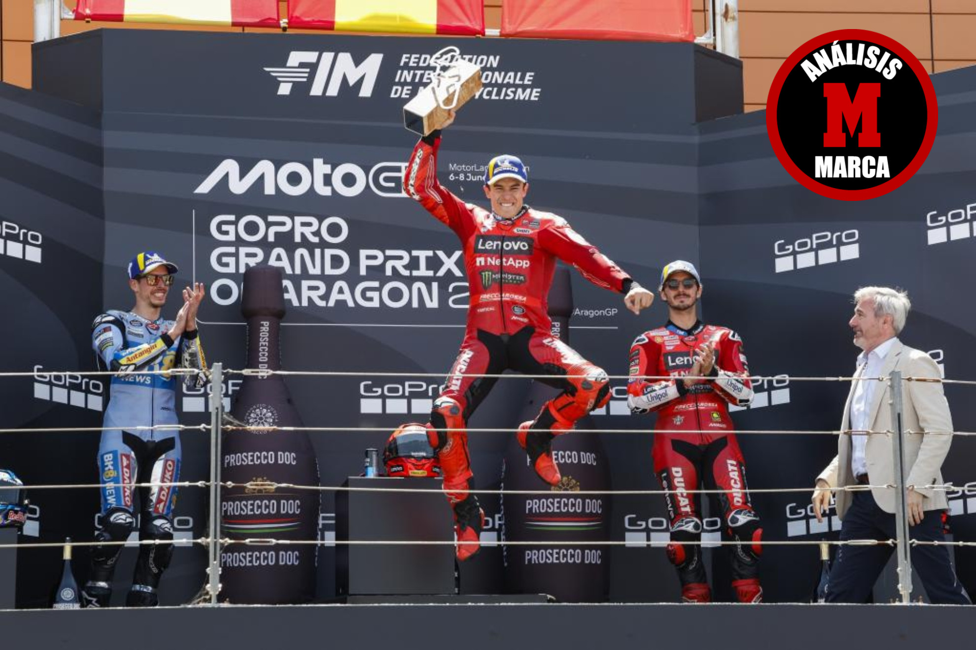 Marc Márquez salta en el podio, con Álex y Bagnaia.