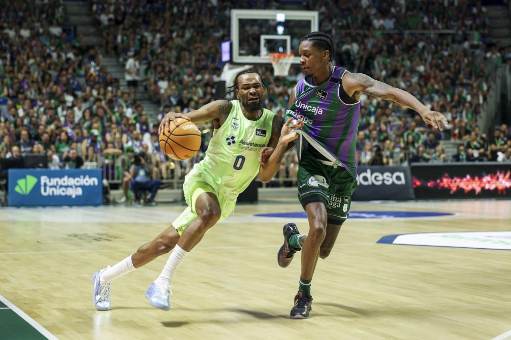 Kevin Pinter essaie de surmonter la défense de Tyson Carter.