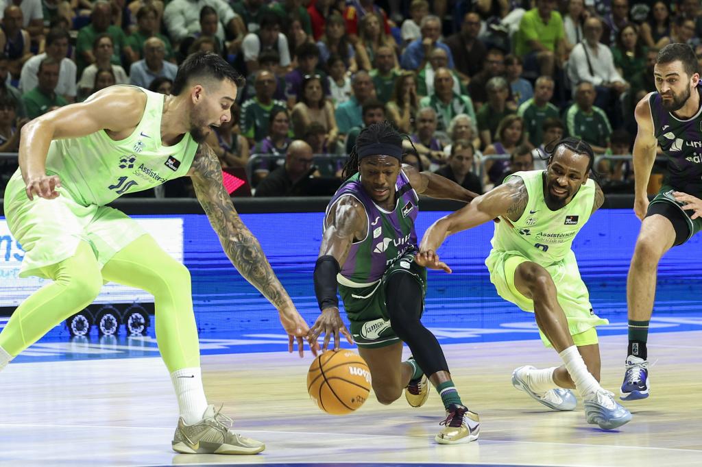 Kendrick Perry se faufile dans la défense de Willy Hernangómez et Kevin Punter.