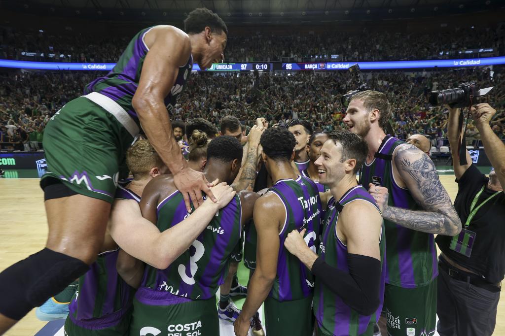 Les joueurs d'Unicaja célèbrent leur victoire après le troisième quart-quart de finale de la Ligue Enddesa contre Barcelone.