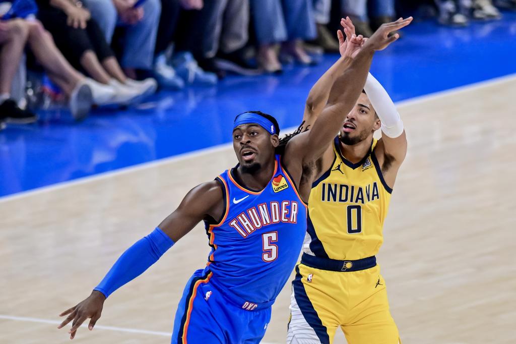 Tyrese Haliburton jette un panier pressé par Luguentz Dort.