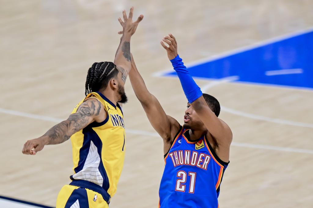 Aaron Wiggins jette un panier défendu par Obi Toppin.