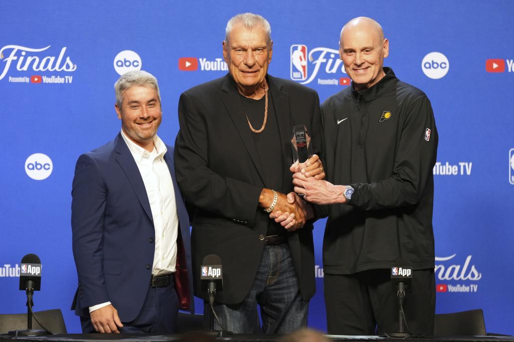 Nelson a reçu le Chuck Daly Award de David Fogel (NBA) et Rick Carlisle.