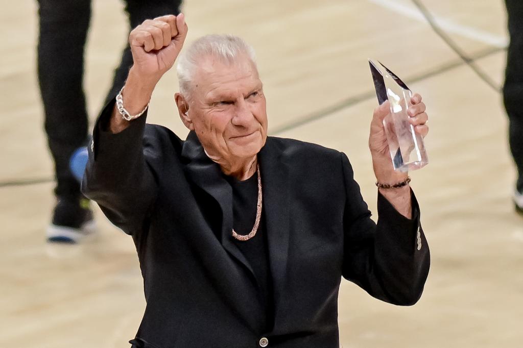 Don Nelson pose au Paycom Center avec le trophée Chuck Daly à toute sa carrière.