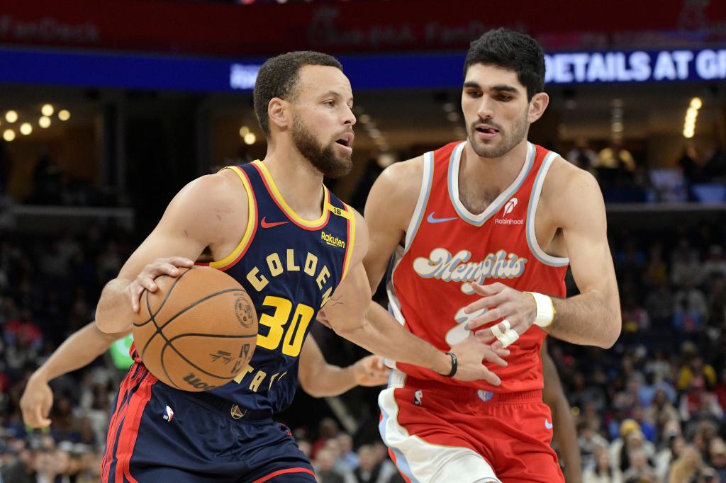 Stephen Curry, défendu par Santi Aldama dans un Grizzlies-Warriors.