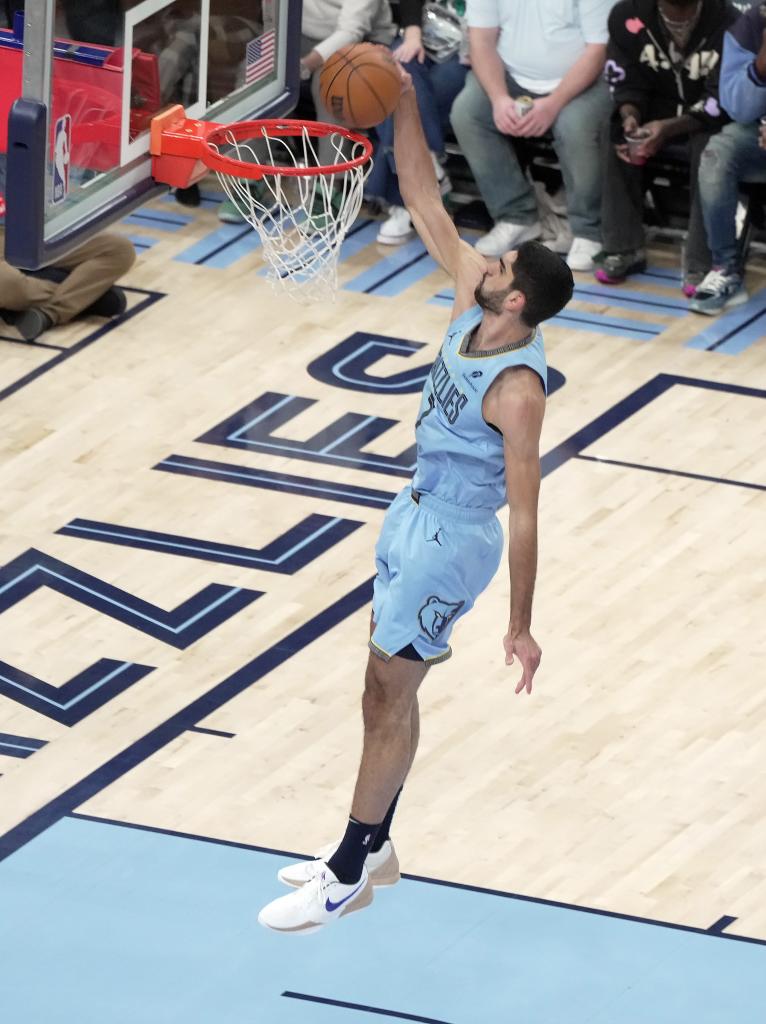 Santi Aldama Machaca El Aro dans un match Grizzlies.