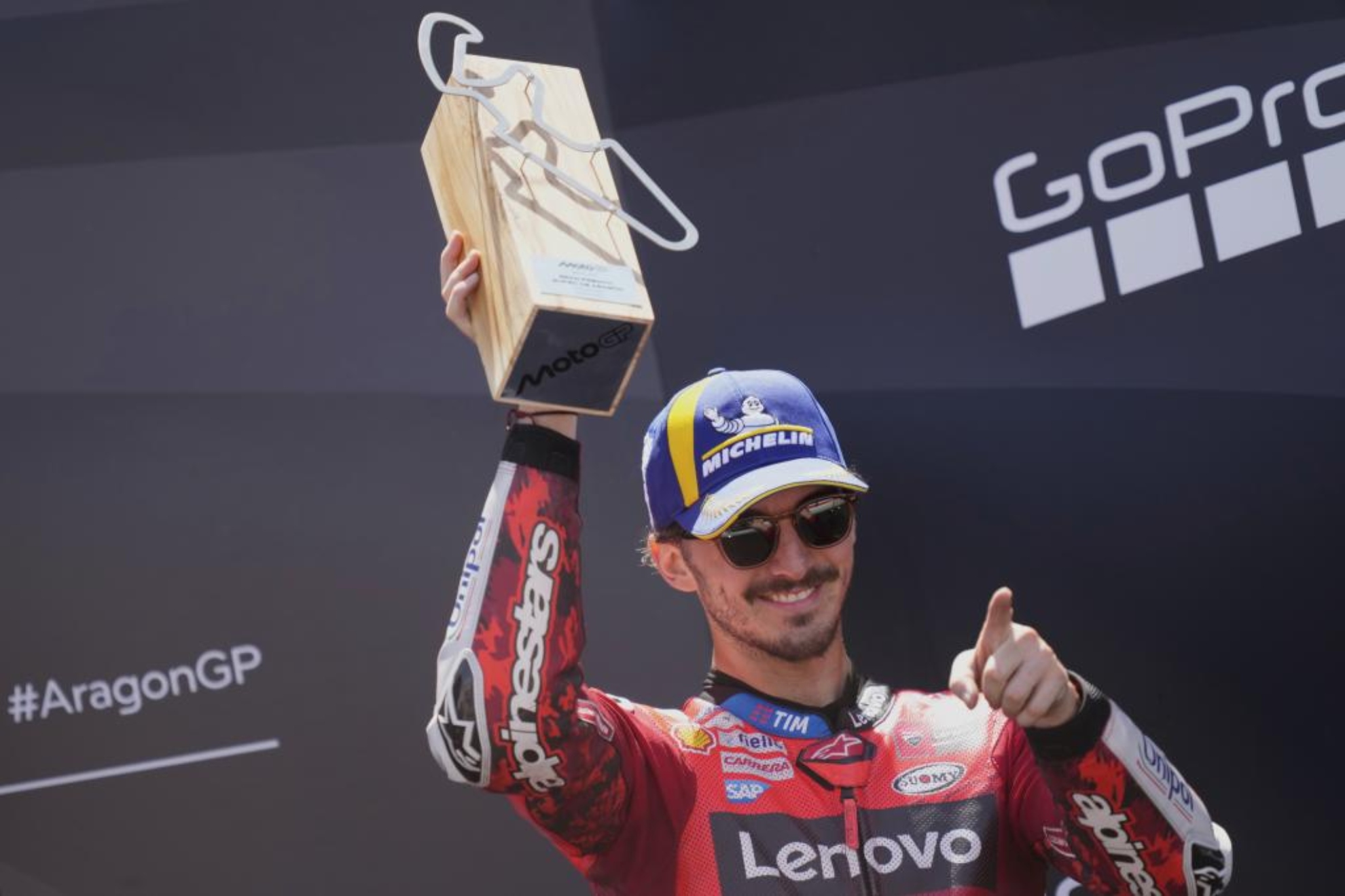 Pecco Bagnaia, en el podio de Aragón.