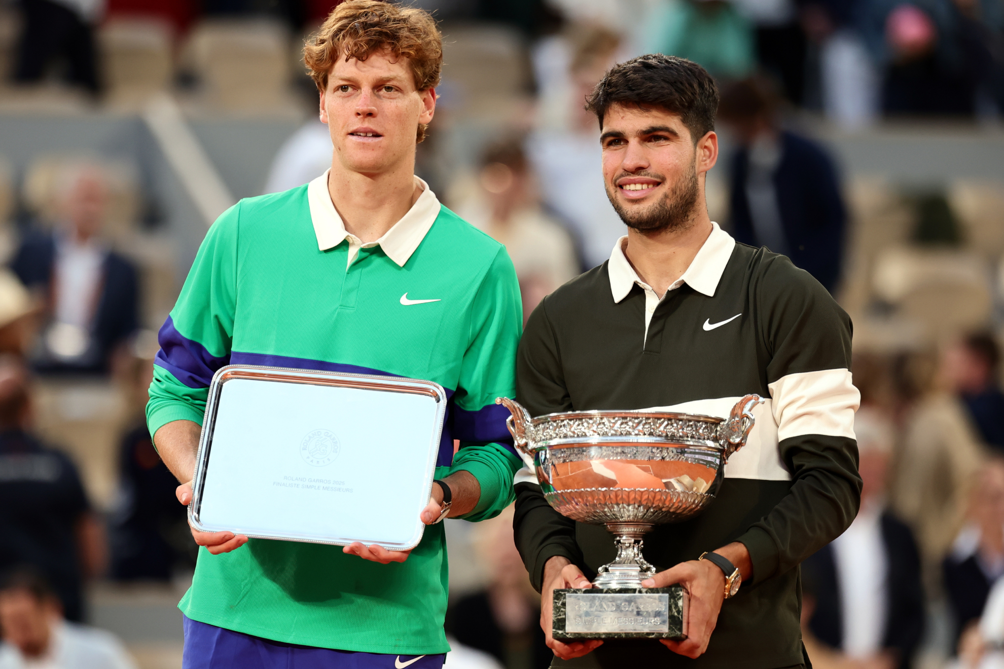 Carlos Alcaraz y Jannik Sinner durante la ceremonia de premiación de Roland Garros.