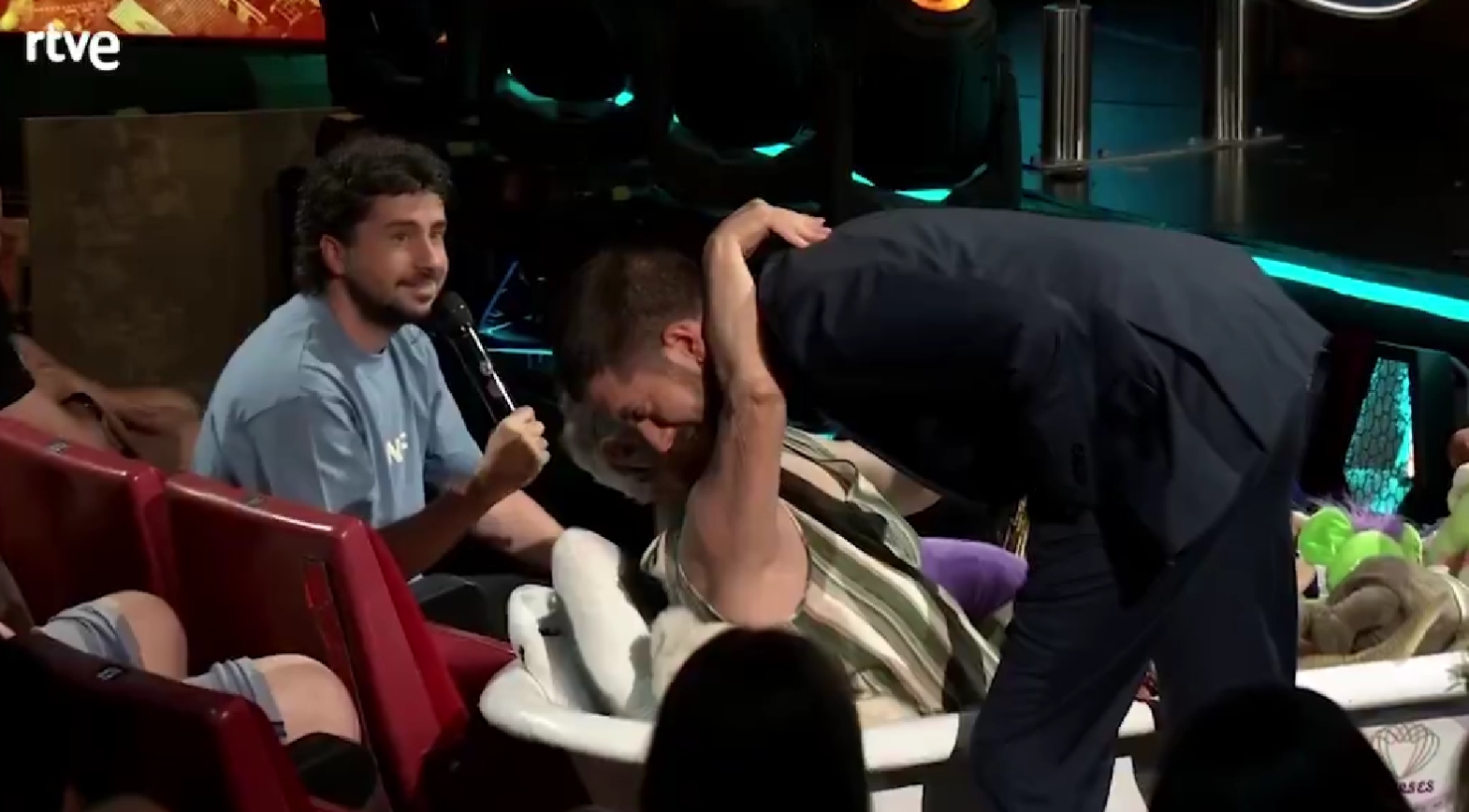La señora y David Broncano