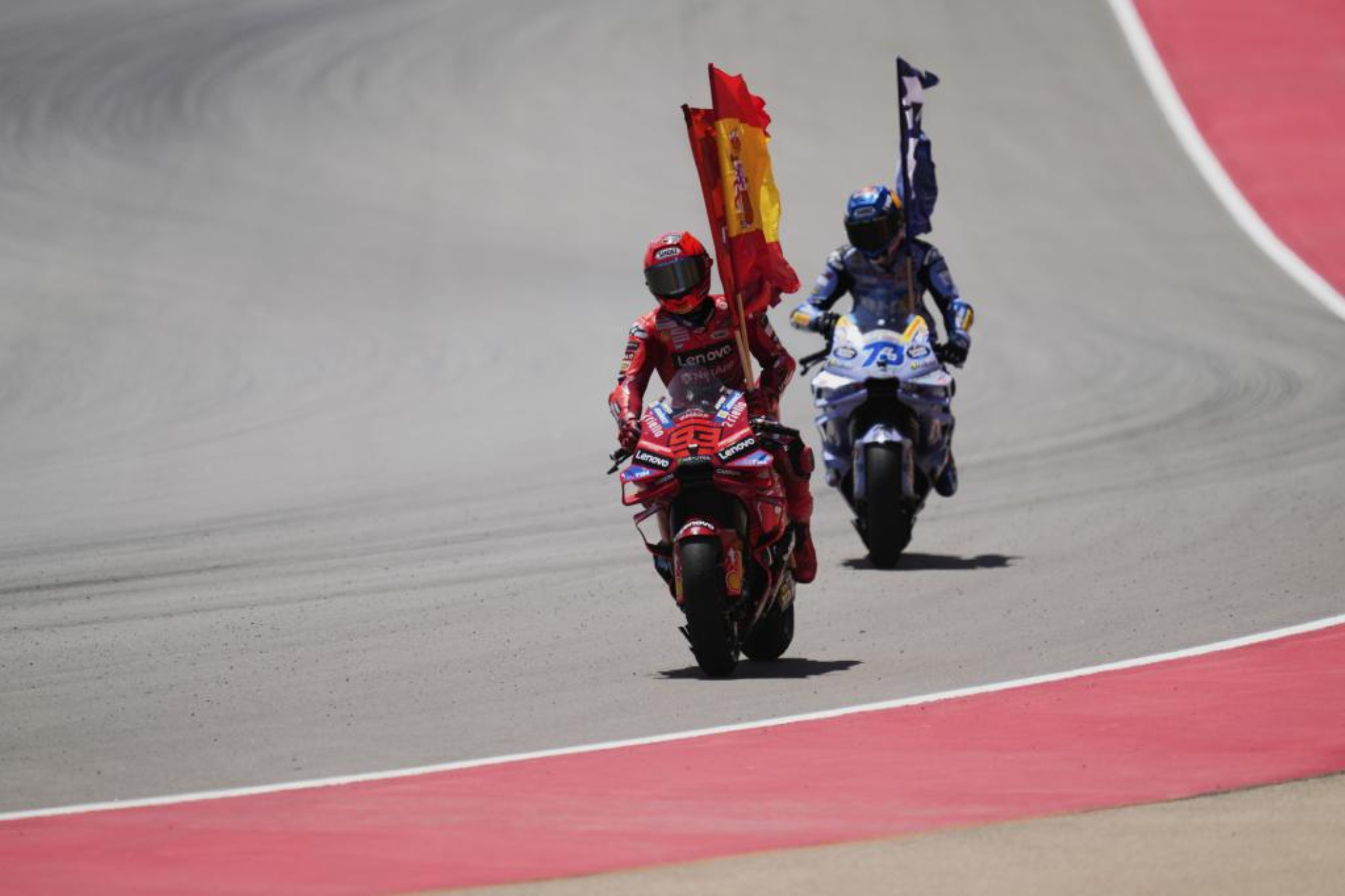 Marc Márquez y Álex celebran en el GP de Aragón.