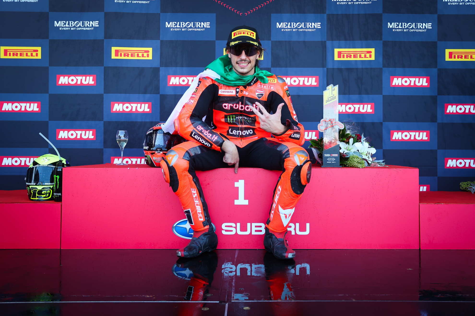 Bulega, en el podio de una cita de SuperBikes.