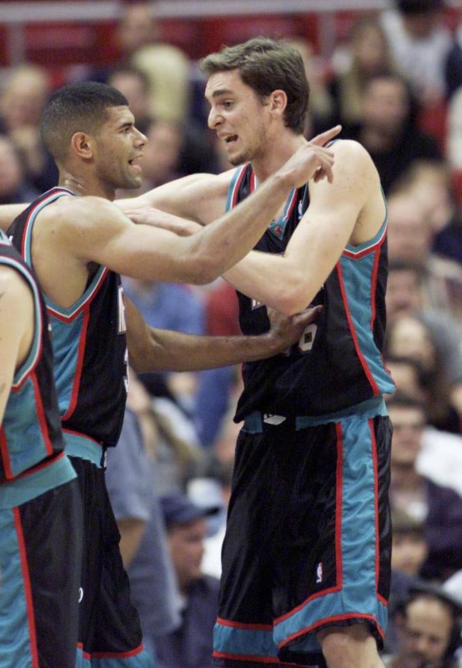Battier and Gasol talk during a Grizzlies match.