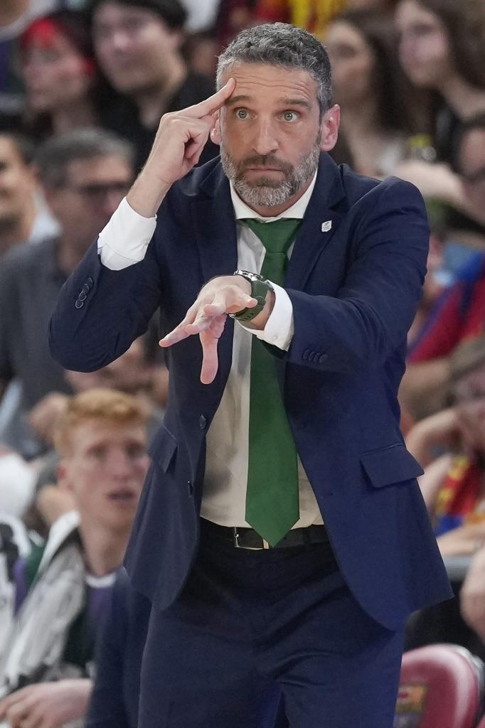 Ibon Navarro asking for his own in the third quarter of the quarterfinals against Barça.