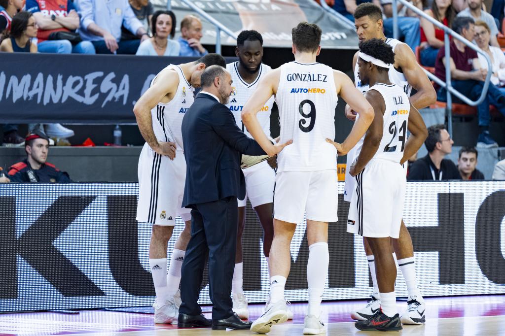 Chus Mateo instructions his players for a dead time.