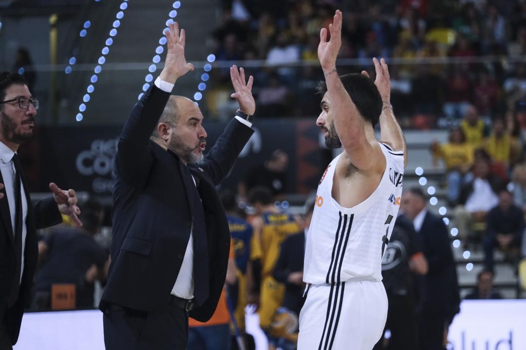 Chus Mateo talks with Facundo Campazzo for a dead time.
