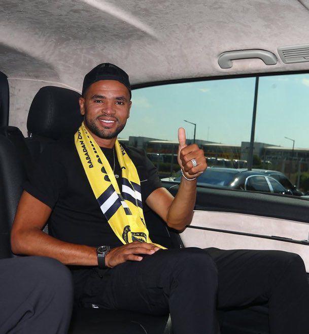 En-Nesyri posa con la bufanda del Fenerbahçe.