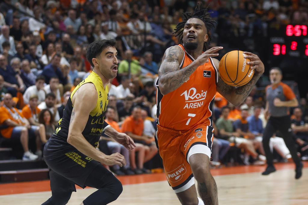 Chris Jones with the ball against Jaime Fernández.