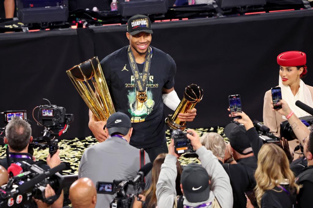 Anteto, with the NBA Cup champion trophy that won with the Bucks in December.
